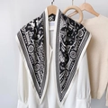 Elegante zijden sjaal met zwart-witte geometrische print op een houten hanger - 87x130 / Zwart