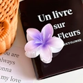 Eleganter violetter Haarclip in Blumenform mit Farbverlauf aus Harz auf einem Buch - Lila-8cm