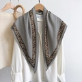 Elegante zijden sjaal met pied-de-poule patroon en bruine paisley op wit overhemd - Zwart & Wit