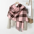 Rosa und brauner karierter Schal mit Fransen auf grauem Wollmantel für den Winter - Rosa