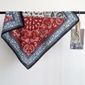 Detail eines Vintage-Paisley-Musters auf einem weichen quadratischen Halstuch mit Saum - 68x68cm / Rot