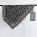 Vista dettagliata del motivo a scaglie di pesce bianco e nero su un foulard vintage - Nero