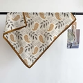 Detailweergave van zijden sjaal met paisley-patroon en bruine afgewerkte zoom - Beige