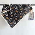 Detail van de zwarte paisley sjaal met visgraattextuur en contrasterende crème rand - Zwart