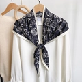 Pañuelo triangular retro azul marino con estampado paisley y camisa blanca - Negro