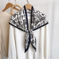 Pañuelo de seda blanco y negro con patrón paisley retro como accesorio de cintura - Blanco