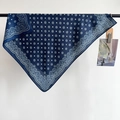 Donkerblauwe paisley vierkante sjaal met witte vintage patronen aan een stang - 68*68cm / Blauw