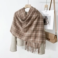 Klassischer braun karierter Schal mit Fransen am Kleiderbügel für Winter-Outfits - 70*180+20 / Hellkaffee