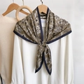 Pañuelo triangular paisley verde oliva con camisa blanca para un estilo retro - Marrón