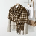 Detailansicht des braun-weiß karierten Strickschals mit weichen Fransen am Rand - 70*180+20 / Braun