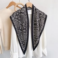 Dettaglio del motivo vintage cachemire nero e bianco sul foulard a triangolo appeso - Nero