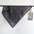 Klassisches schwarz-weißes Paisley-Blumen-Quadrat-Halstuch auf minimalistischem Hintergrund - 68x68cm / Schwarz