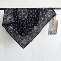 Klassisches schwarzes Paisley-Halstuch mit weißem Ethno-Muster an einem Verkaufsständer - Ethnisches Paisley Muster (68RZW195) / Schwarz