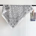 Weißes Vintage-Vierecktuch mit Paisley-Blumenmuster für vielseitiges Damen-Styling - 68x68cm / Weiß