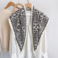 Sciarpa triangolare vintage con stampa paisley, effetto seta per testa o spalle - Bianco