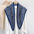 Scialle in seta blu navy retrò con motivi paisley sopra camicia bianca su gruccia in legno - Blu