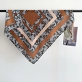 Detail eines Fischgräten-Baumwollschals mit geometrischen Blöcken und schwarzen Spitzenblumen - Braun