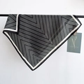 Minimalistische zwart-witte zijden sjaal met zigzagpatroon hangend gepresenteerd - 68x68 / Zwart Patroon (68RZW199-Zwart)