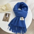 Dettaglio della sciarpa in misto lana blu reale con nappe a frangia ed etichetta del marchio - Lungo (190x65) / Blu Reale