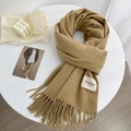 Détail macro de l'écharpe en mélange de laine camel avec franges et étiquette tissée - 190x65cm / Kaki Clair (FY186)