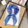 Foulard di seta blu a pois sfumati in stile Y2K presentato su cornice decorativa - Blu a Pois (70FJ470-3) / 65*65