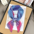 Dettaglio ravvicinato di foulard in seta sfumato a pois con fibbia decorativa in metallo - Sfumato Blu Rosso a Pois (70FJ470-1) / 65*65