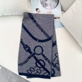 Dettaglio della sciarpa in maglia grigia e blu con elegante motivo a catena e morsetto - 20x160cm / Blu Grigio