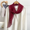 Sciarpa classica in seta rossa a pois bianchi annodata su una camicia bianca e gruccia - 30x160cm / Pois Bianchi