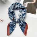 Detailansicht eines dunkelblauen Seidenschals mit Paisleymuster und weinrotem Rand - 68*68cm / Marineblau Paisley(68RZW200-3)