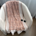 Detail van paisley sjaal en zonnebril op een witte leren stoel voor de winter - Lichtroze