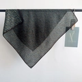 Nahaufnahme eines dunkelgrünen Seidenschals mit Paisleymuster am Metallständer hängend - Schwarz / 68*68cm