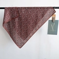 Detail eines weichen Paisley-Halstuchs in Dunkelrot mit leichtem, fließendem Stoff - Braunrot / 68*68cm