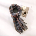 Detail eines dunkelgrauen Karostrickschals mit weichen Fransen und orangefarbenen Akzenten - Dunkelgrau Orange Gestreift Kariert Stil (A158-Blau)