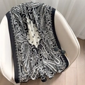 Eleganter schwarz-weißer Schal mit Paisleymuster, drapiert auf einem modernen Stuhl - 180*85 / Schwarz