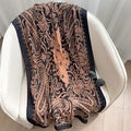 Detailansicht eines Schals mit Paisleymuster aus Baumwoll-Leinen auf weißem Stuhl - 180*85 / Gelb