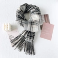 Sciarpa a quadri bianchi e neri in stile inglese con nappe in finta lana cashmere - Nero e Bianco