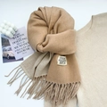 Elegante sciarpa invernale color cammello effetto cashmere con nappe ed etichetta tessuta - Beige