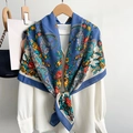 Elegante zijden sjaal met paisley-motief gedrapeerd over een wit overhemd shawl - 110X110CM / Blauw