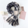 Sciarpa classica a quadri con nappe blu e beige in un set decorativo nordico - Blu Notte