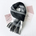 Écharpe épaisse à carreaux gris et blancs avec détails de franges pour l'hiver - Gris Foncé