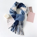 Écharpe à carreaux douce bleu foncé et beige avec longs détails de franges - 180x67cm / Bleu