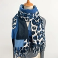 Winterse sjaal met luipaardprint in marineblauwe tinten en franjes op een mannequin - Blauw