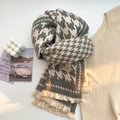 Dettaglio della sciarpa in cashmere pied-de-poule grigio con frange ed etichetta in pelle - Pied de Poule (R01) / Grigio