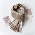 Écharpe épaisse au toucher cachemire avec rayures marron, rose, blanc et franges - Rose Clair