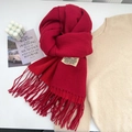 Sciarpa rosso scuro con frange, etichetta tessuta e morbida consistenza in cashmere - Rosso