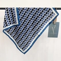 Detailweergave van marineblauwe vierkante sjaal met stippen en een zijdeachtige textuur - 65cmx65cm / Blauw