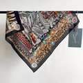 Detail eines Seidenschals mit Leopardenmuster, glatter Textur und exotischen Motiven - 68*68cm / Schwarz