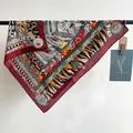 Detailmuster eines Seidentuchs mit Tigermuster und ethnischen floralen Motiven - 68*68cm / Rot