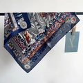 Detailansicht eines leichten blauen Seidenschals mit ethnischen Mustern und Blumenmotiven - 68*68cm / Blau