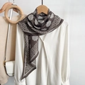 Élégant foulard en soie vintage marron avec motifs géométriques en dentelle blanche - Marron